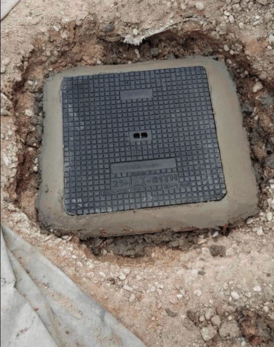 Arqueta nueva con tapa de fundición recibida con mortero