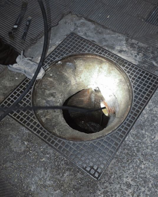 Cable de cámara de inspección introducido en un pozo de registro