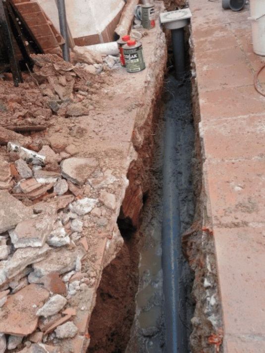 Zanja abierta con tubería de saneamiento nueva instalada